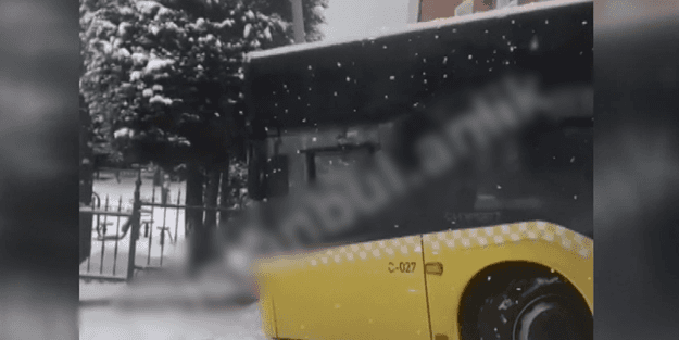 Yolda kayan İETT otobüsü direğe çarptı!