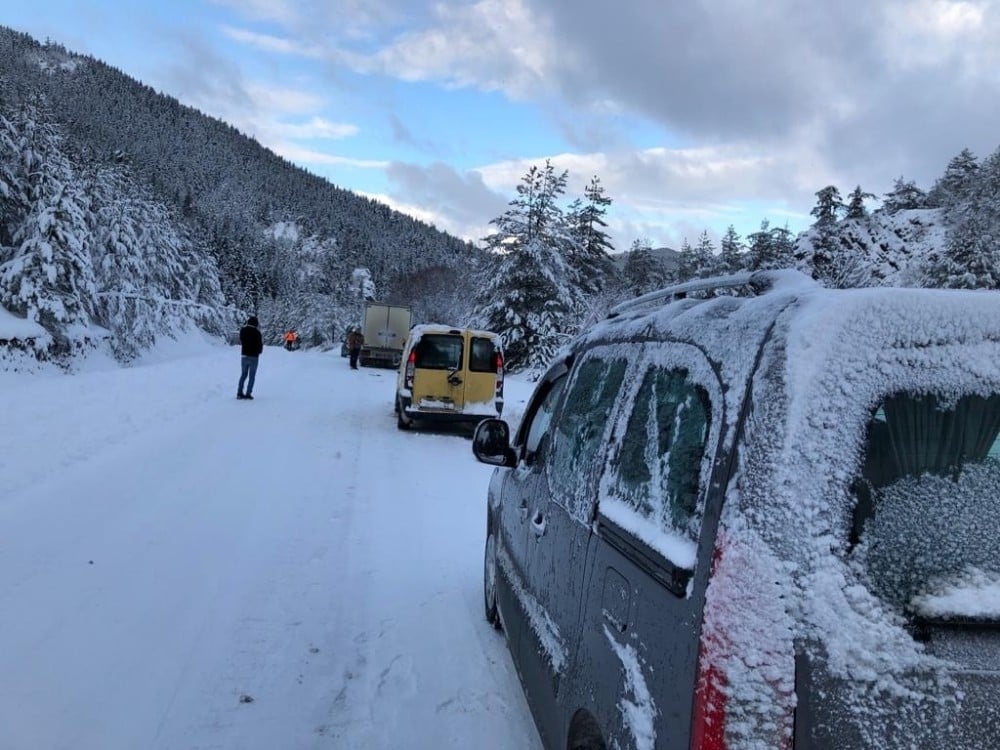 Yolda kayan saman yüklü kamyon, trafiği durdurdu 