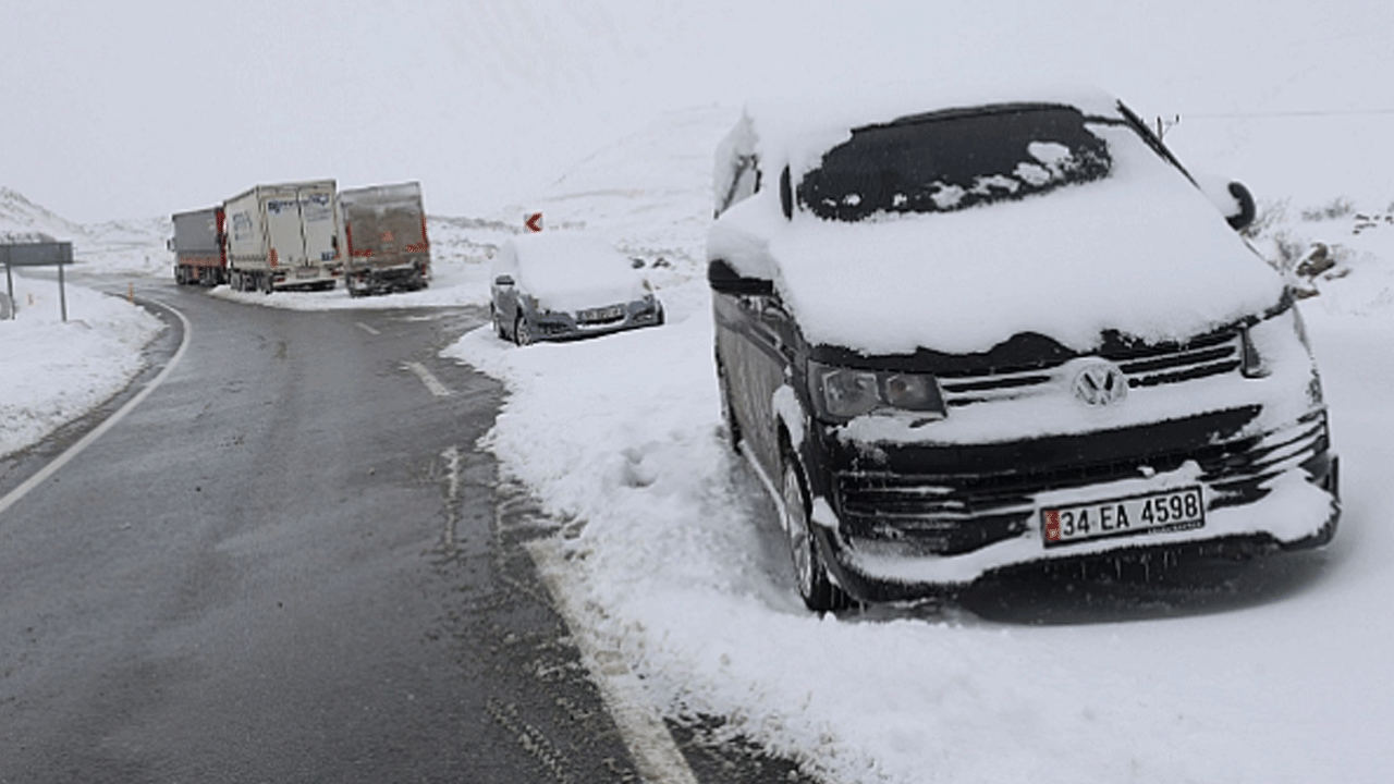 Yolda mahsur kalan 5 araç kurtarıldı