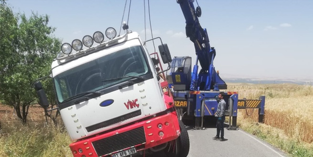 Yolda mahsur kalan vinci yine vinç kurtardı!