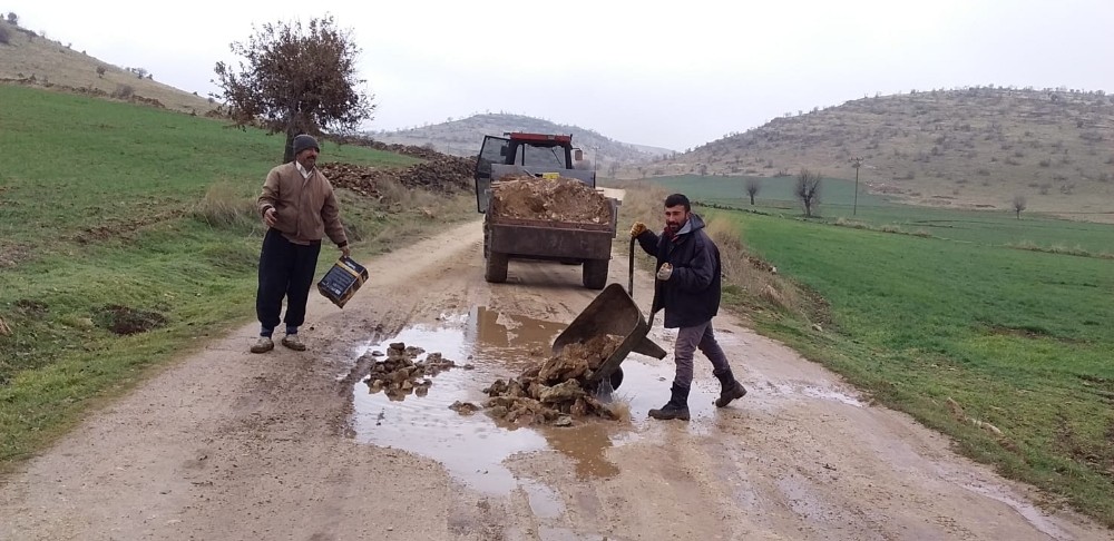 Yolda oluşan çukurları köylüler kapatıyor 