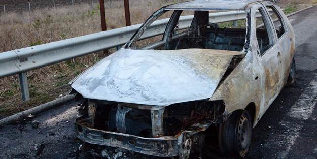 Yolda yanan araca vatandaşlar müdahale etti