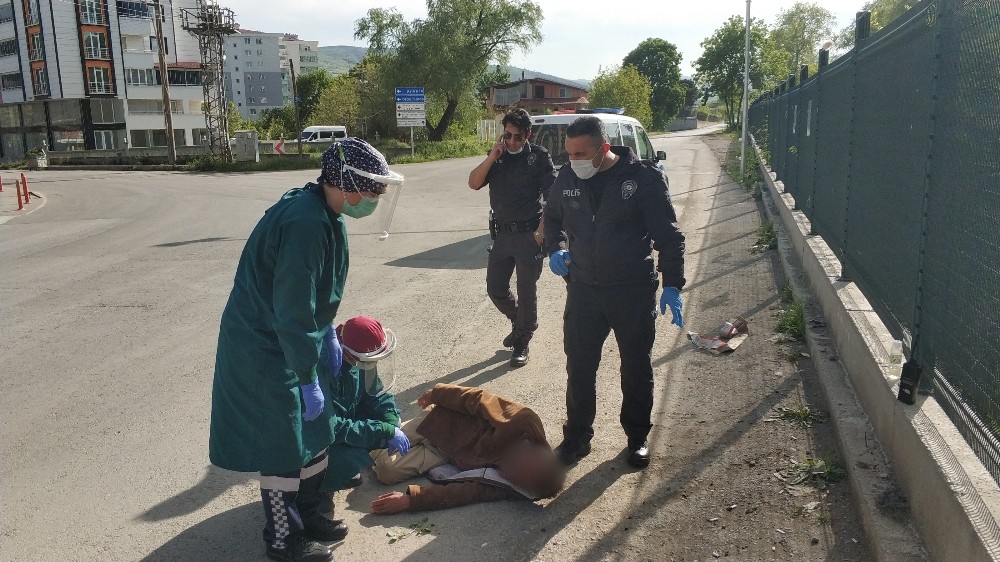 Yolda yatarken bulunan yaşlı adam hastaneye kaldırıldı 