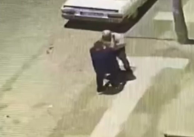 Yolda yavaş yürüyen yayaya kafa attı!