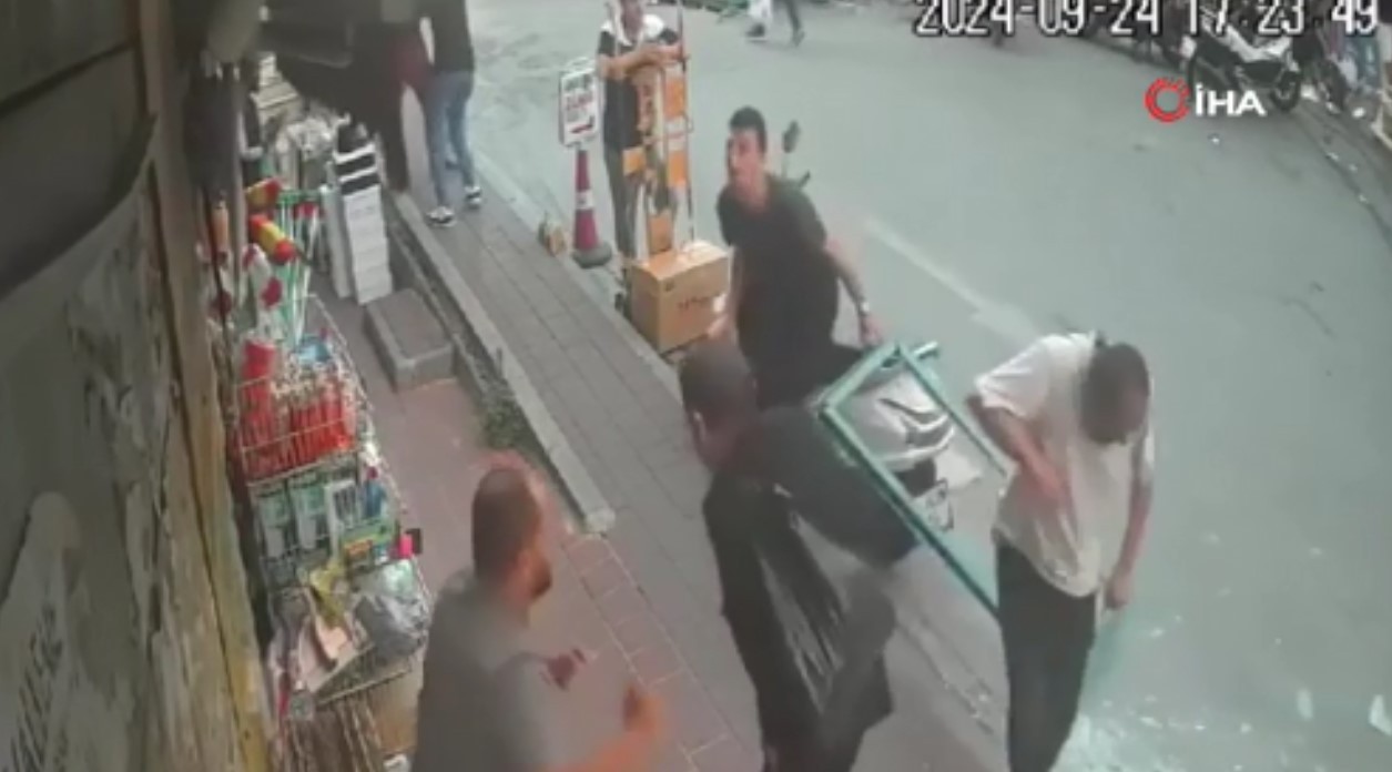 Yolda yürürken bile dikkat edin! Caddede duran adamın üstüne cam çerçeve düştü