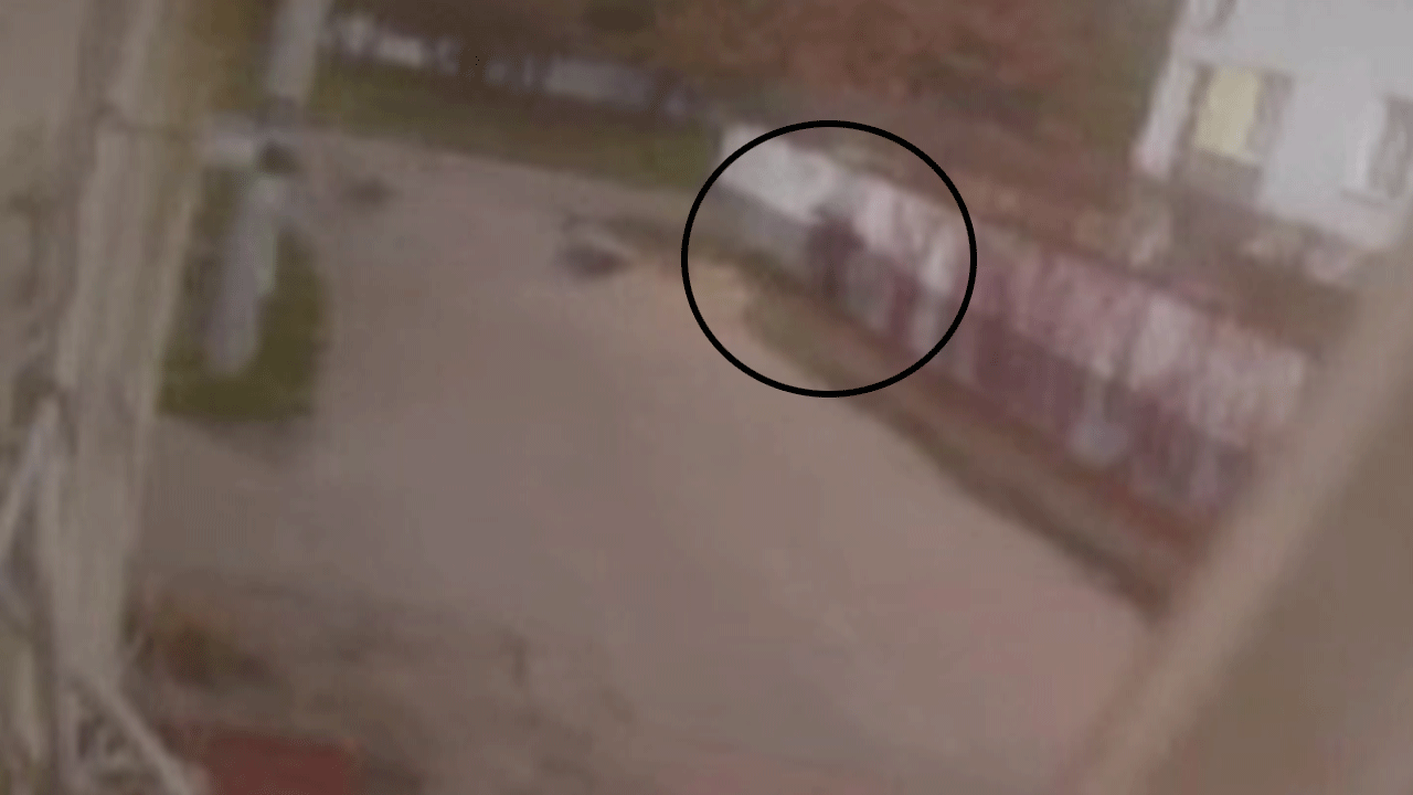 Yolda yürüyen adam az kalsın paramparça oluyordu! Ceketi sayesinde kurtuldu!