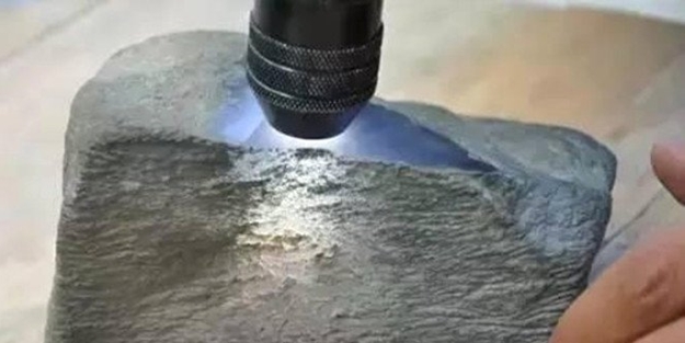 Yolda yürürken bulduğu taşla köşeyi döndü! İçinden servet çıktı