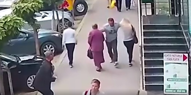 Yolda yürürken gördüğü 2 kadını aniden yumrukladı