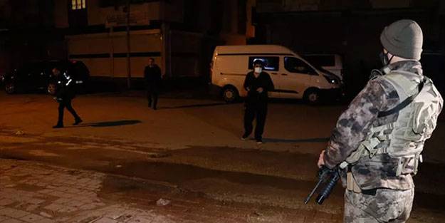 Yolda yürürken silahlı saldırıya uğradılar