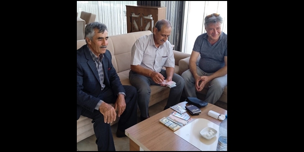 Yolda yürürken yarım milyona yakın para buldu!