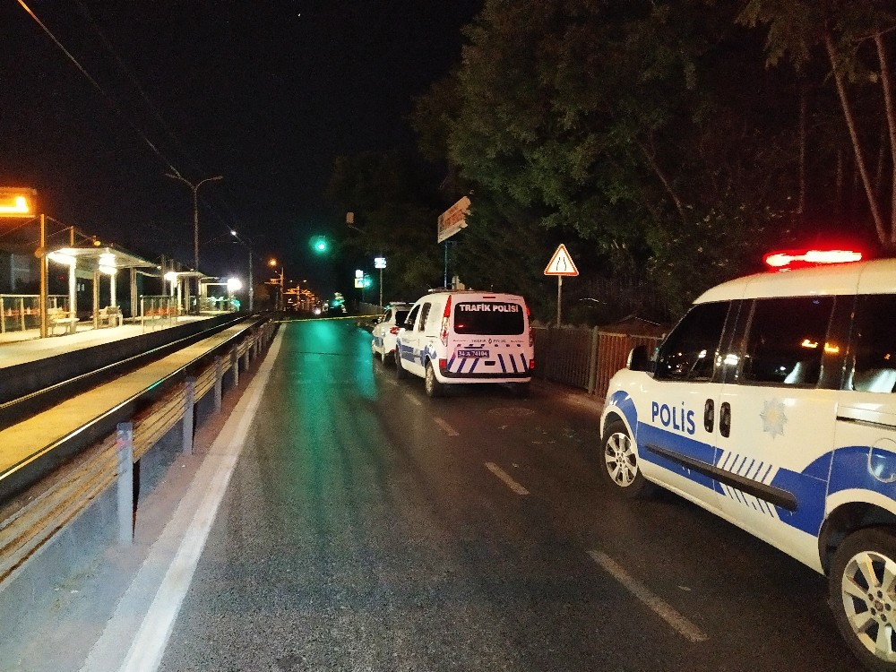 Yolda yürüyen adama çarptıktan sonra aracı bırakıp kaçtılar 