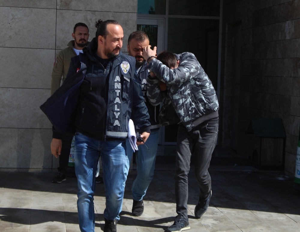 Yolda yürüyen kadına kabusu yaşattı, saklandığı kafede yakalandı 