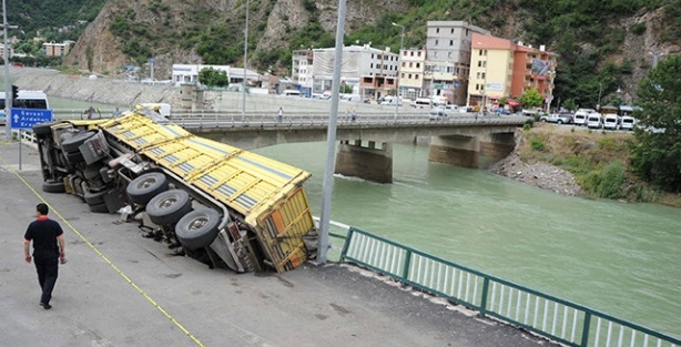 Yoldaki çökme nedeniyle kamyon devrildi