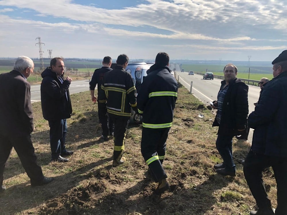 Yoldan çıkan araç devrildi: 2 yaralı 