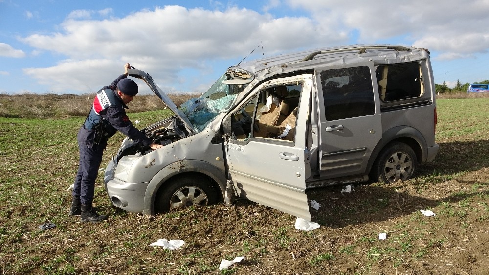 Yoldan çıkan araç tarlaya savruldu: 5 yaralı 