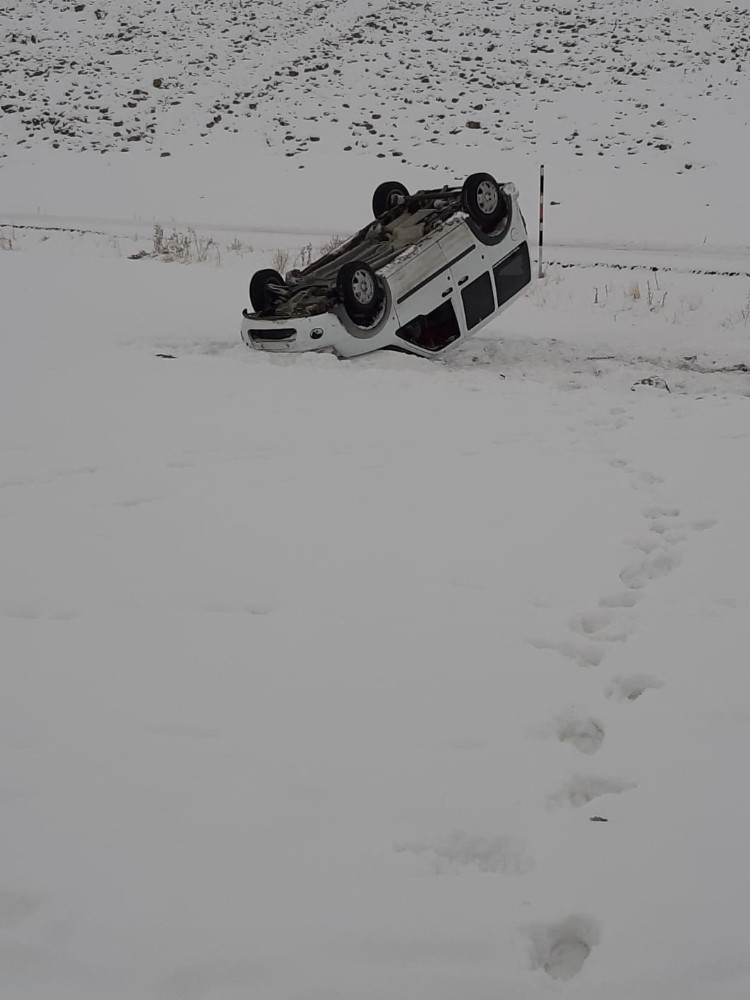 Yoldan çıkan aracın imdadına Çaldıran Belediyesi ekipleri yetişti 
