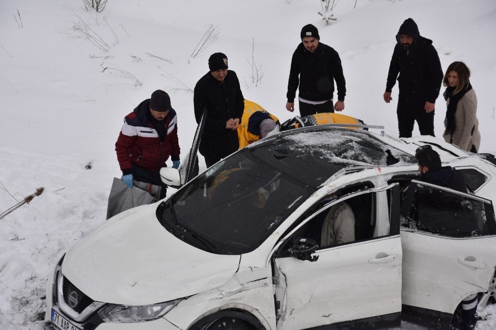 Yoldan çıkan cip şarampole uçtu: 6 yaralı 