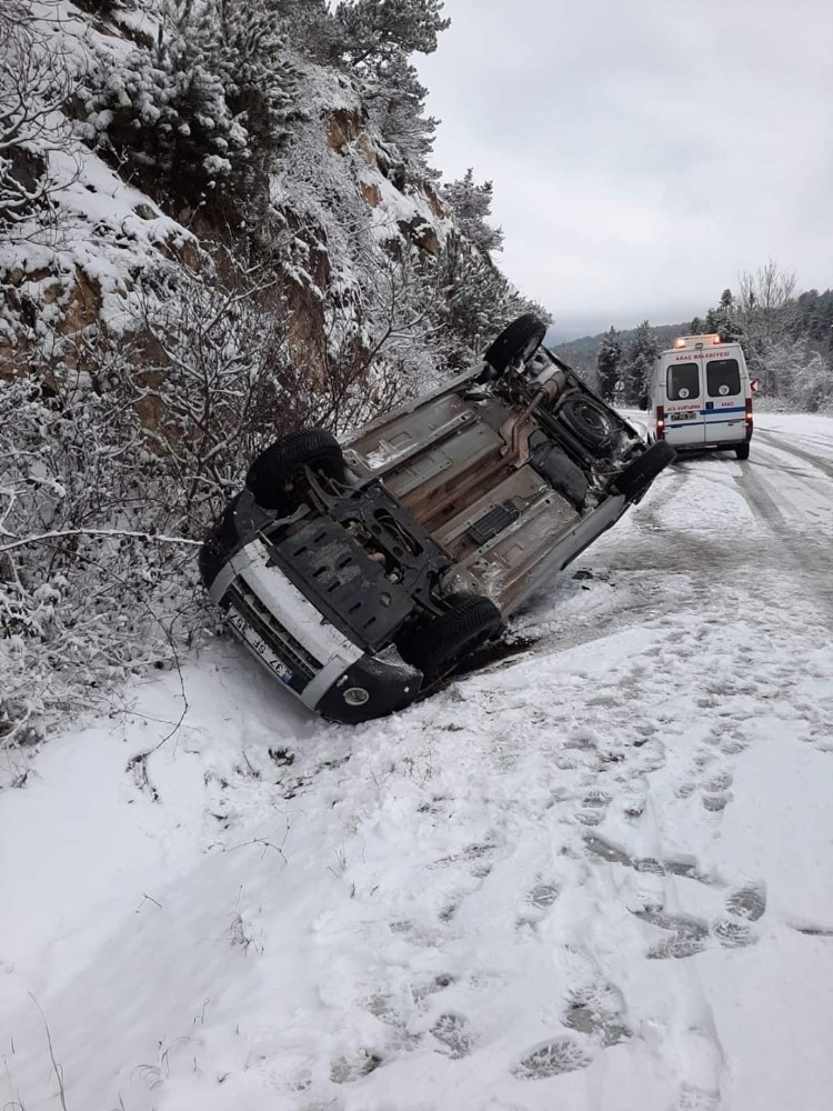 Yoldan çıkan hafif ticari araç takla attı: 1 yaralı 