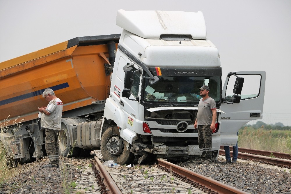 Yoldan çıkan hafriyat kamyonu tren raylarında durdu 