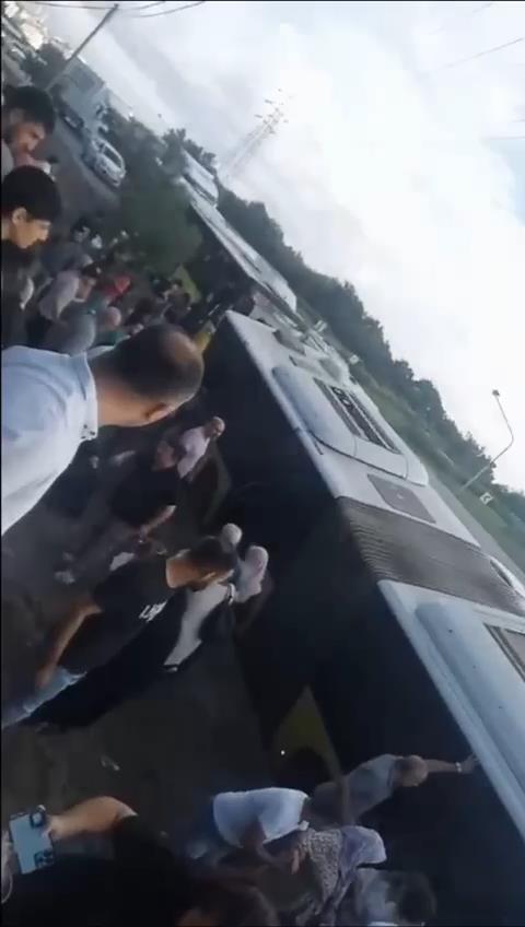 Yoldan çıkan İETT otobüsü kaza yaptı! Polis ve sağlık ekipleri olay yerinde