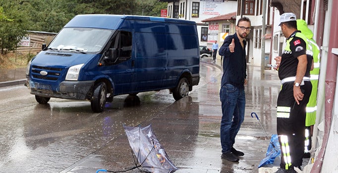 Yoldan çıkan minibüs kaldırımdaki yayaları ezdi: 3 kişi yaralandı