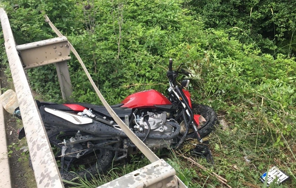 Yoldan çıkan motosiklet sürücüsü yaralandı 