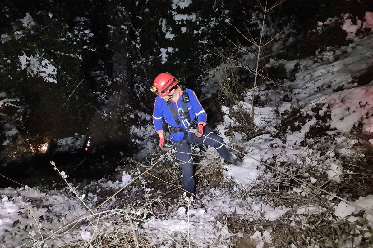 Yoldan çıkan otomobil 30 metrelik uçuruma yuvarlandı: 2 ölü