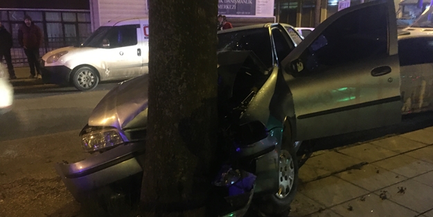Yoldan çıkan otomobil ağaca çarptı: Yaralılar var
