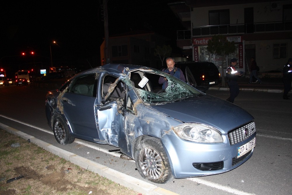 Yoldan çıkan otomobil aydınlatma direğine çarptı: 1 yaralı 