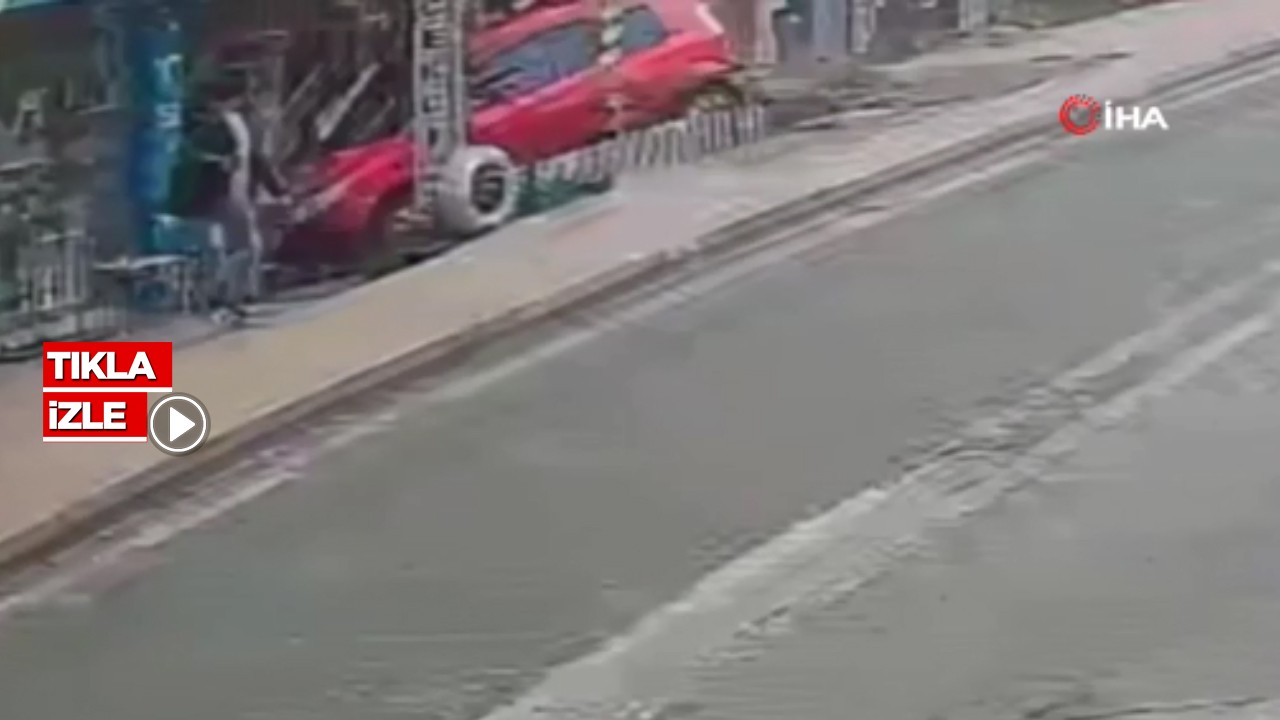 Yoldan çıkan otomobil çiçekçi dükkanına ok gibi saplandı! O anlar kamerada