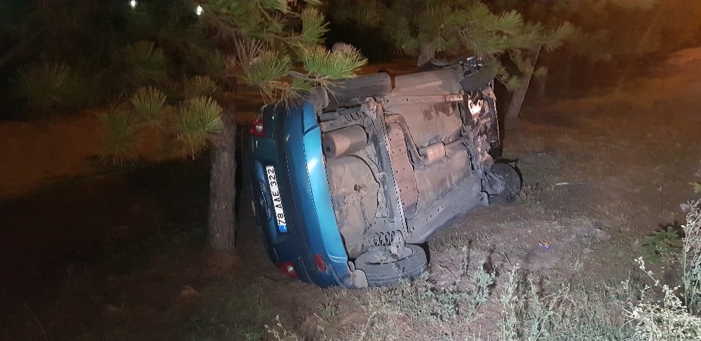 Yoldan çıkan otomobil takla atarak ağaçlara takıldı 