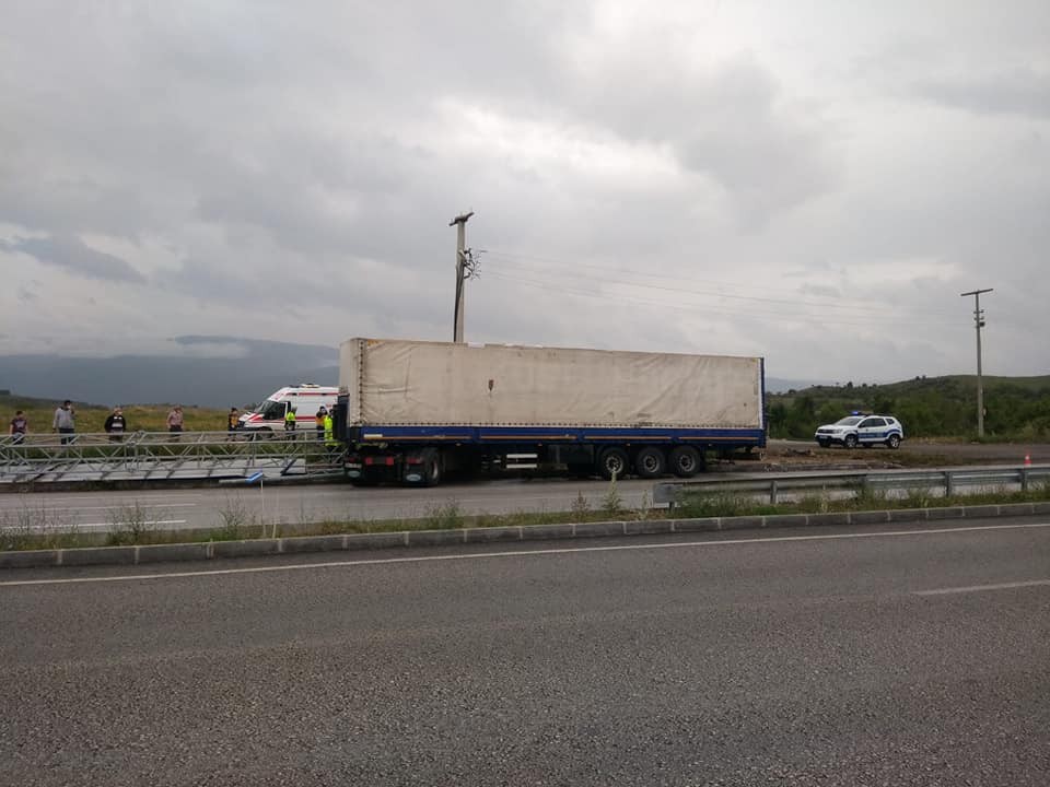 Yoldan çıkan tır bariyerlere çarptı 