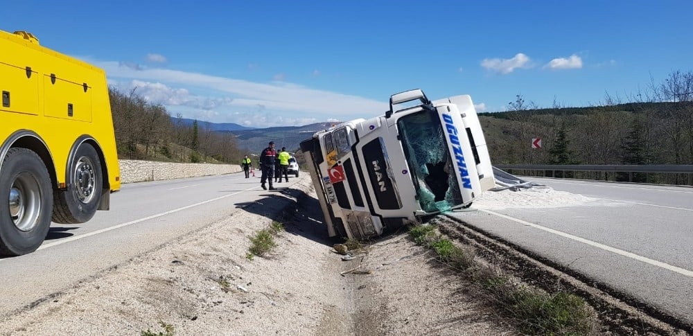 Yoldan çıkan tır devrildi 