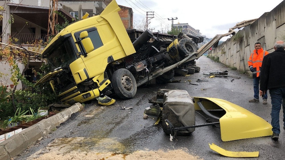 Yoldan çıkan tır evin bahçesine uçtu 