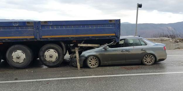 Yoldan çıkan TIR'ın altına girdi