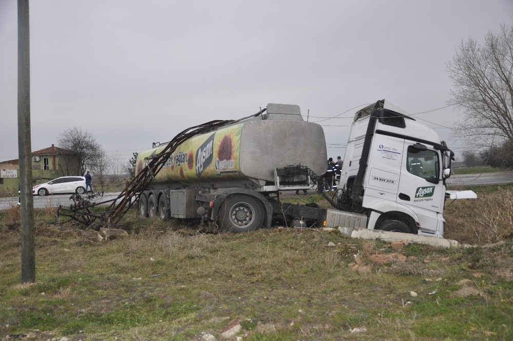 Yoldan çıkan yağ yüklü tanker elektrik direğine çarptı: 1 yaralı 