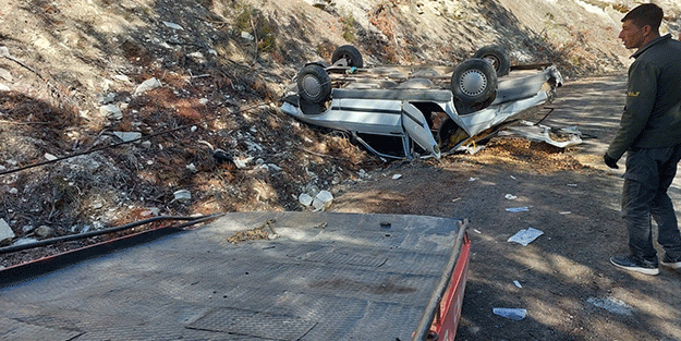 Yoldan çıkarak şarampole uçan otomobil ters döndü