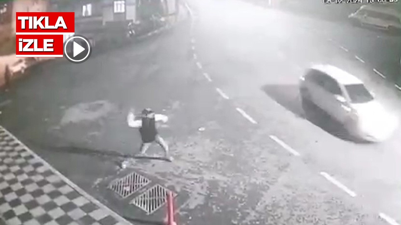 Yoldan geçen araçlara su dolu balon atan gençler kamerada