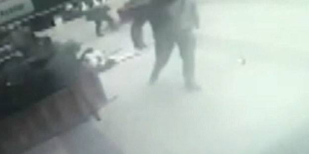 Yoldan geçen kadına yumruk atıp yoluna devam etti!