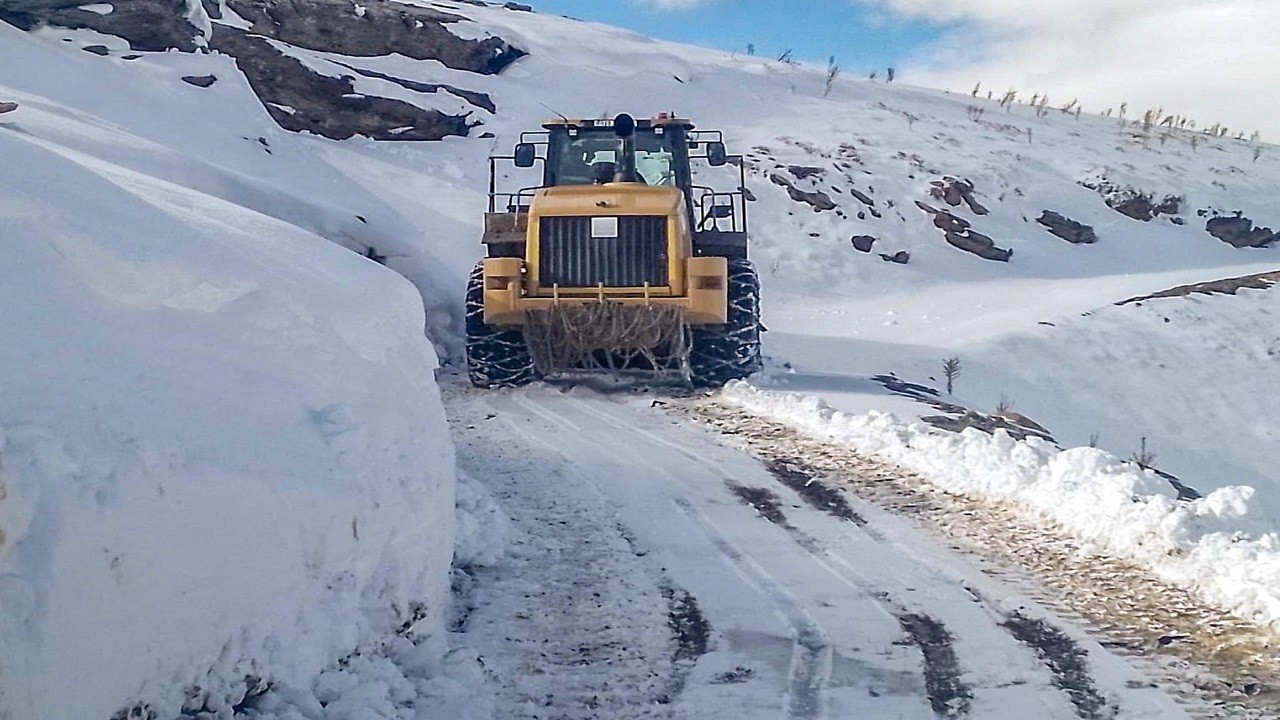 Yollar 30 santimetrelik karla kaplandı!