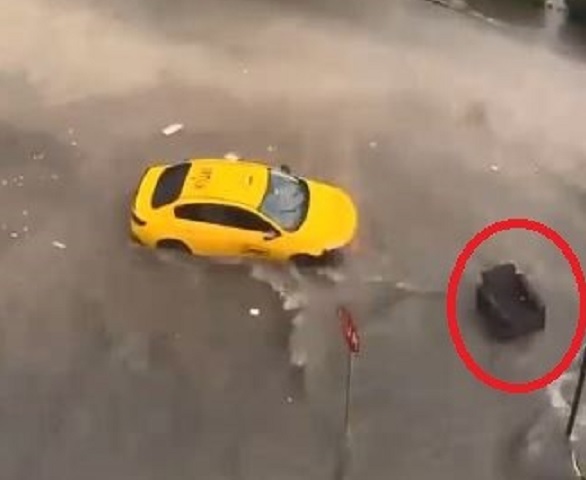 Yollar bu hale geldi! Koltuk sulara kapıldı