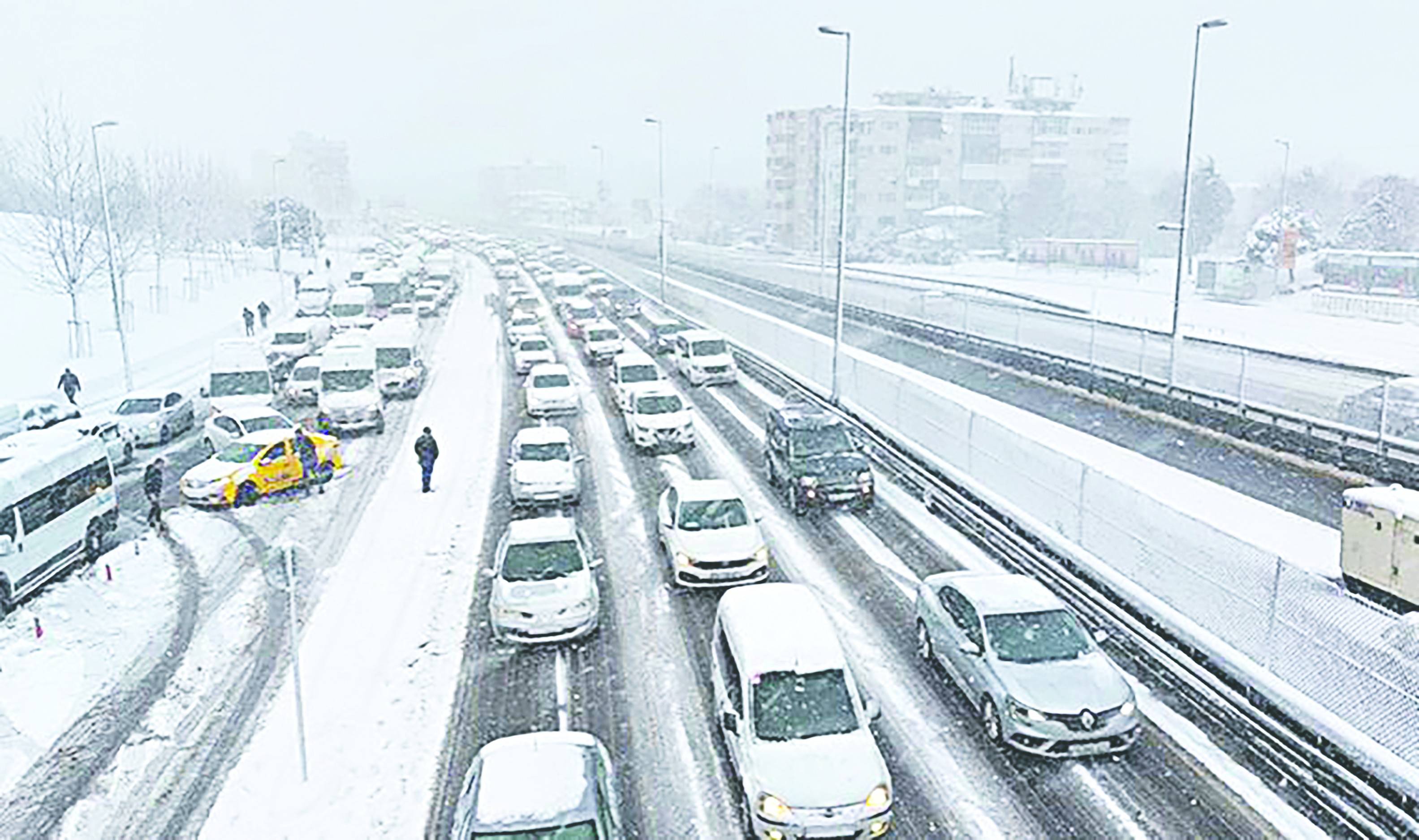 Yollar buz, seferler iptal, İstanbul felç