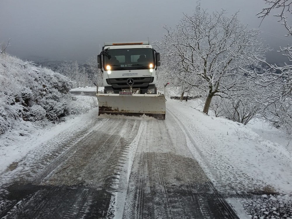 Yollar buz tuttu, mahsur kalan araç kurtarıldı 