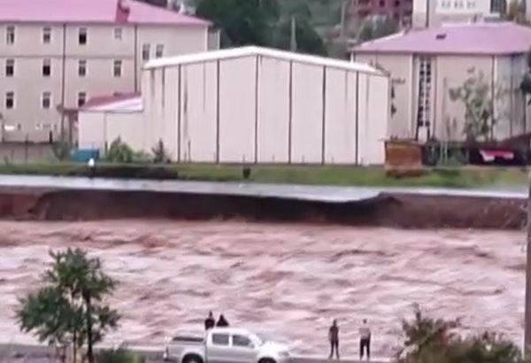 Yollar çöktü, dereler taştı! O ilimizde sağanak hayatı felç etti