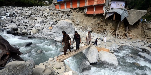 Yollar çöktü köprüler yıkıldı! Sel sonrası Pakistan