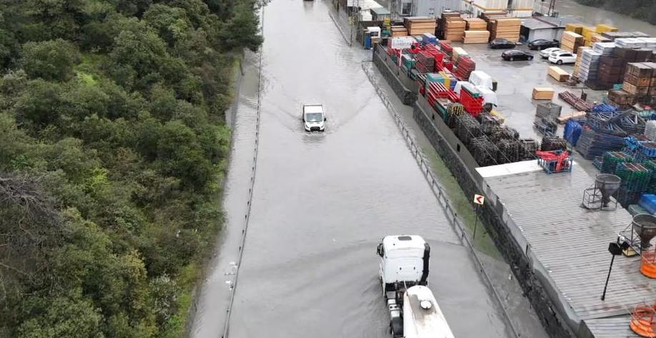 Yollar göle döndü, araçlar mahsur kaldı: İşte Eyüpsultan’da CHP belediyeciliği