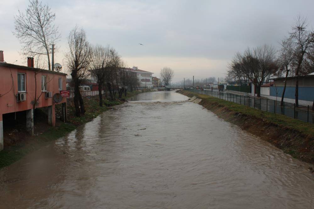 Yollar göle döndü