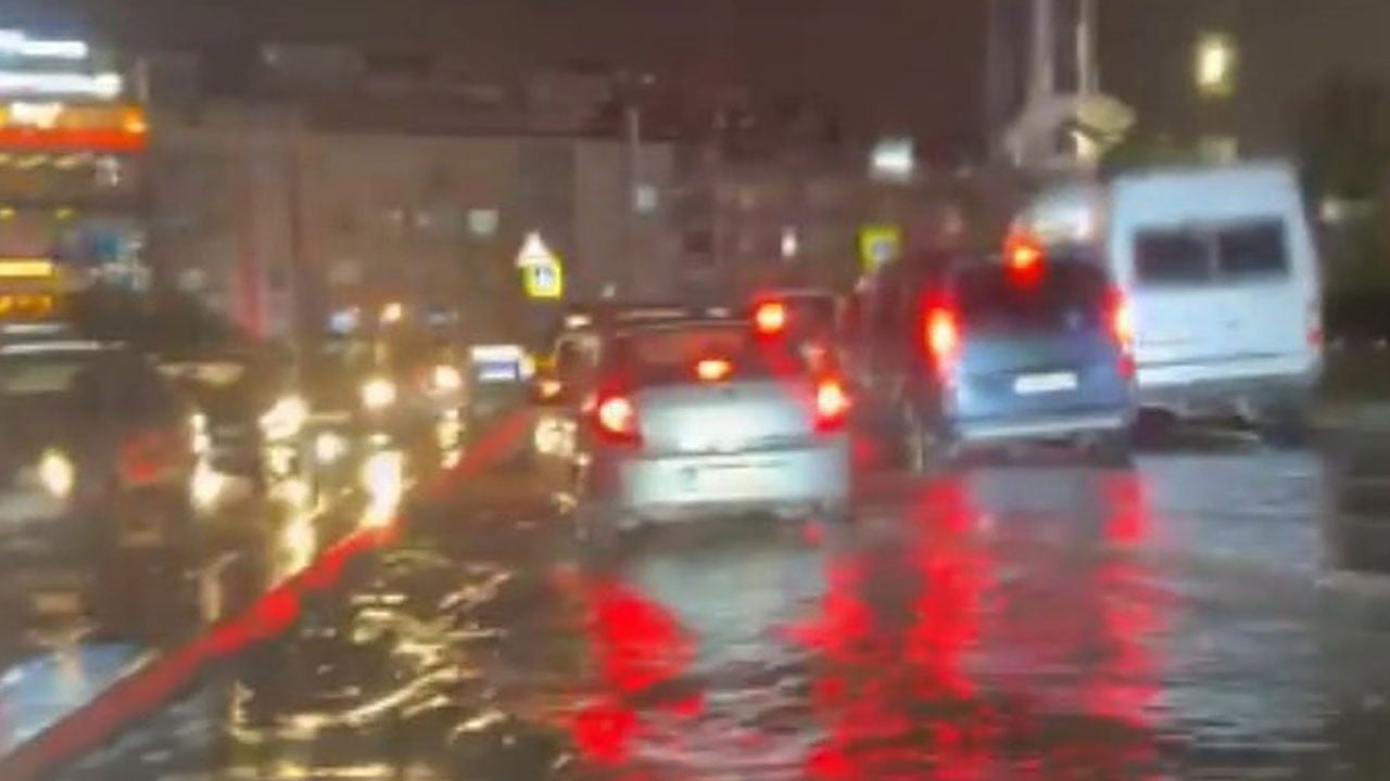 Yollar göle döndü, sürücüler ilerlemekte zorlandı! İstanbul’da sağanak bastırdı