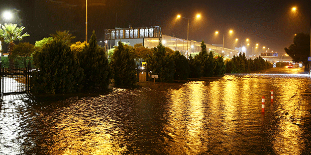 Yollar kapandı, iş yerlerini su bastı... Sel felaketi o illeri vurdu