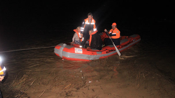 Yollar kapandı! Vatandaşlar mahsur ...